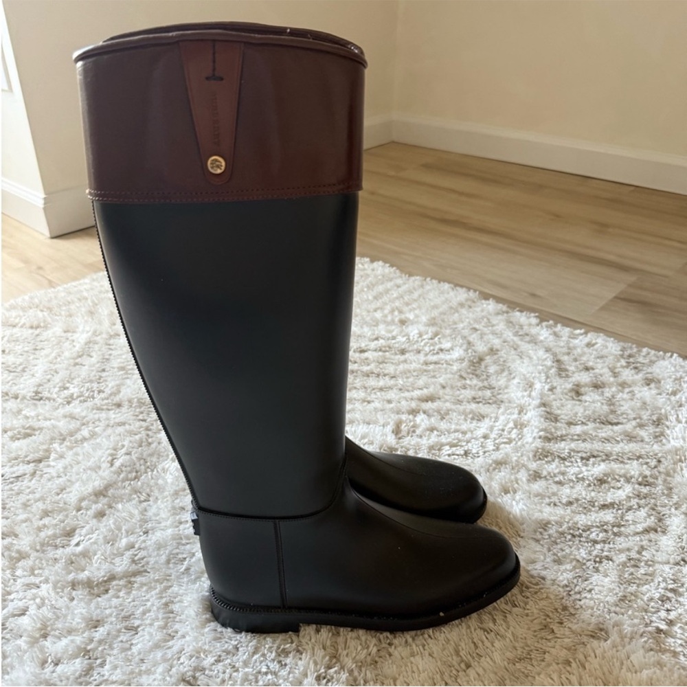 Burberry Two Toned Equestrian Bridle Wellington Rain Boots - Picture 5 of 9